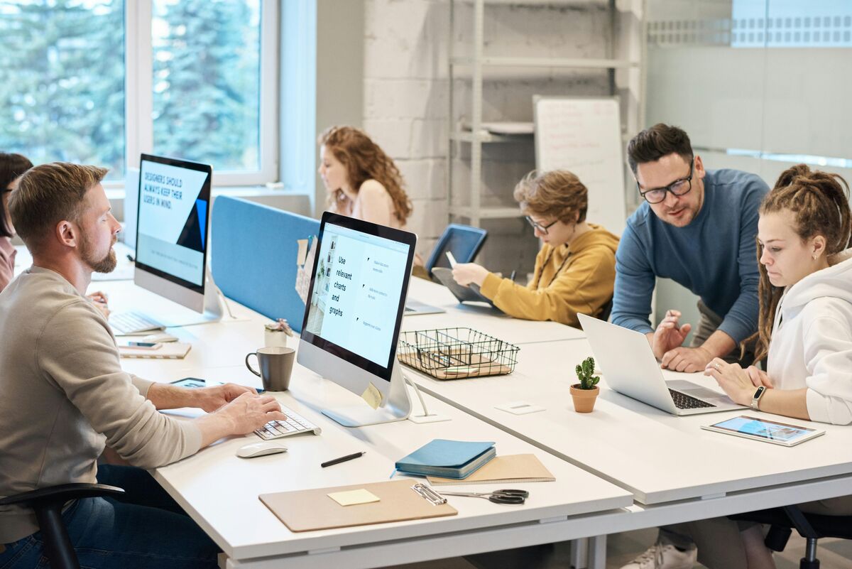 Sechs Personen koordinieren mehrsprachige Content-Prozesse an einem zentralen CMS-Newsdesk