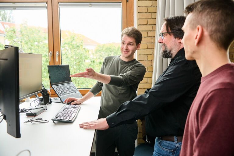 Dev-Team entwickelt maßgeschneiderte CMS-Lösungen für individuelle Unternehmensanforderungen Entwicklerteam arbeitet an individuellen CMS-Lösungen für Unternehmen.