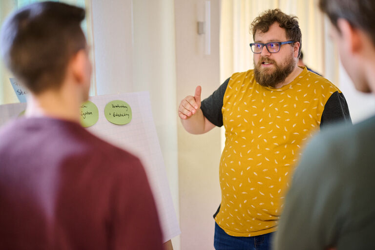 PIM-System-Entwicklung durch erfahrene Softwareentwickler Software-Entwickler arbeiten an individueller PIM-Lösung für E-Commerce