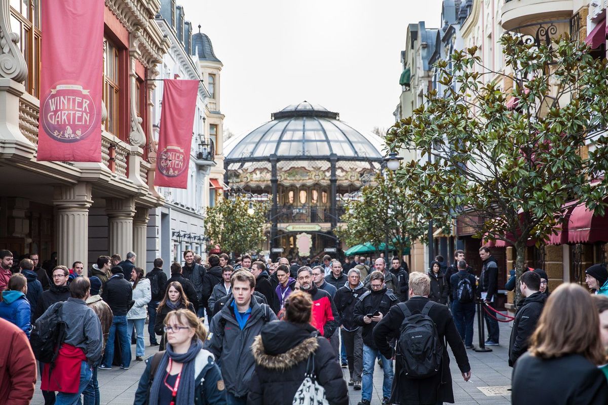 JavaLand Die Besucher der JavaLand laufen im Vergnügungspark auf der Hauptstraße des Vergnügungsparks.