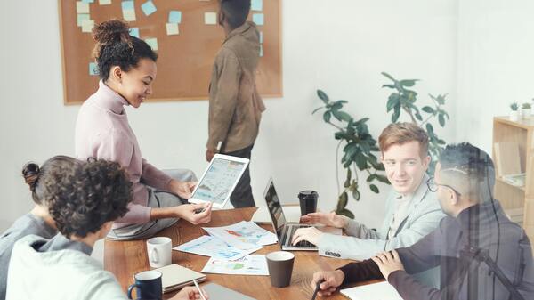 Gruppe von Menschen in einem Büro beim Aufschreiben von Ideen. 