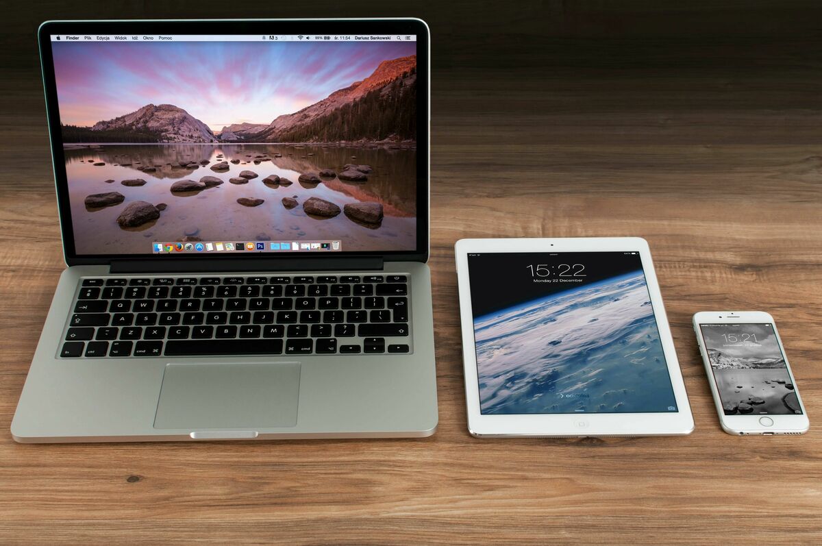 Drei Geräte – Laptop, Tablet und Smartphone – zeigen responsives Multisite-Content-Management eines großen Content-Teams