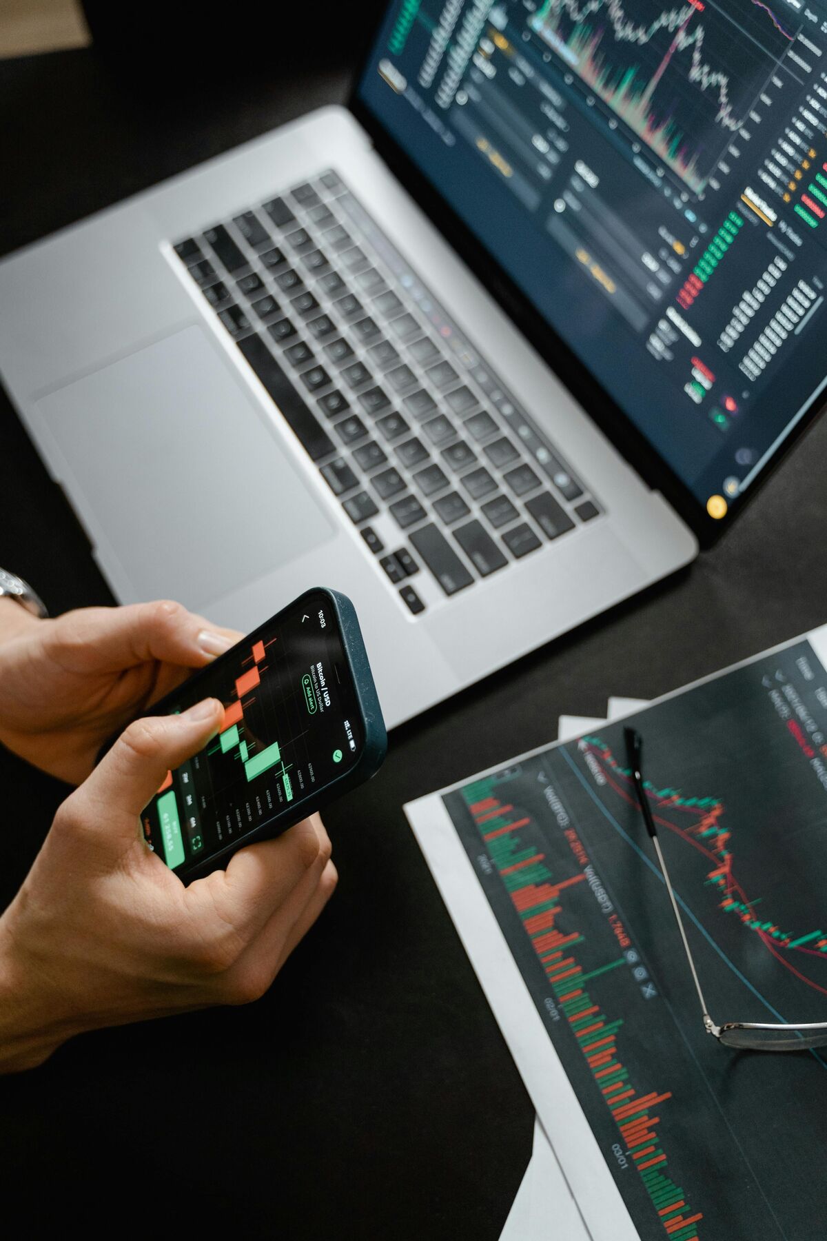 Grafana-Dashboard zur Echtzeit-Überwachung von Serverleistung, CPU-Auslastung, Speicherverbrauch und Netzwerktraffic