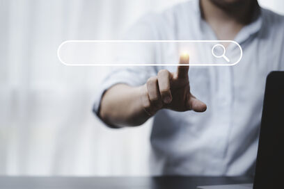 Elemente mit Lupe, die eine präzise digitale Suche symbolisiert. Ideal für Anwendungen, die eine schnelle und gezielte Informationssuche erfordern.